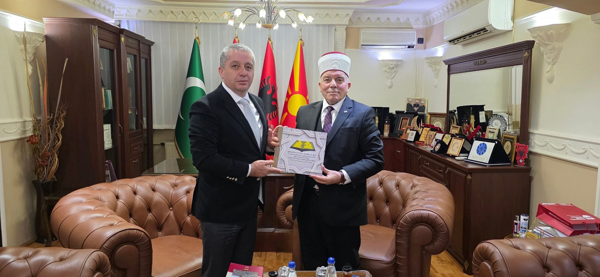 REISU L ULEMA PRITI DREJTORIN E PËRGJITHSHËM TË HALKBANK SHKUP DR  FATIH SHAHBAZ