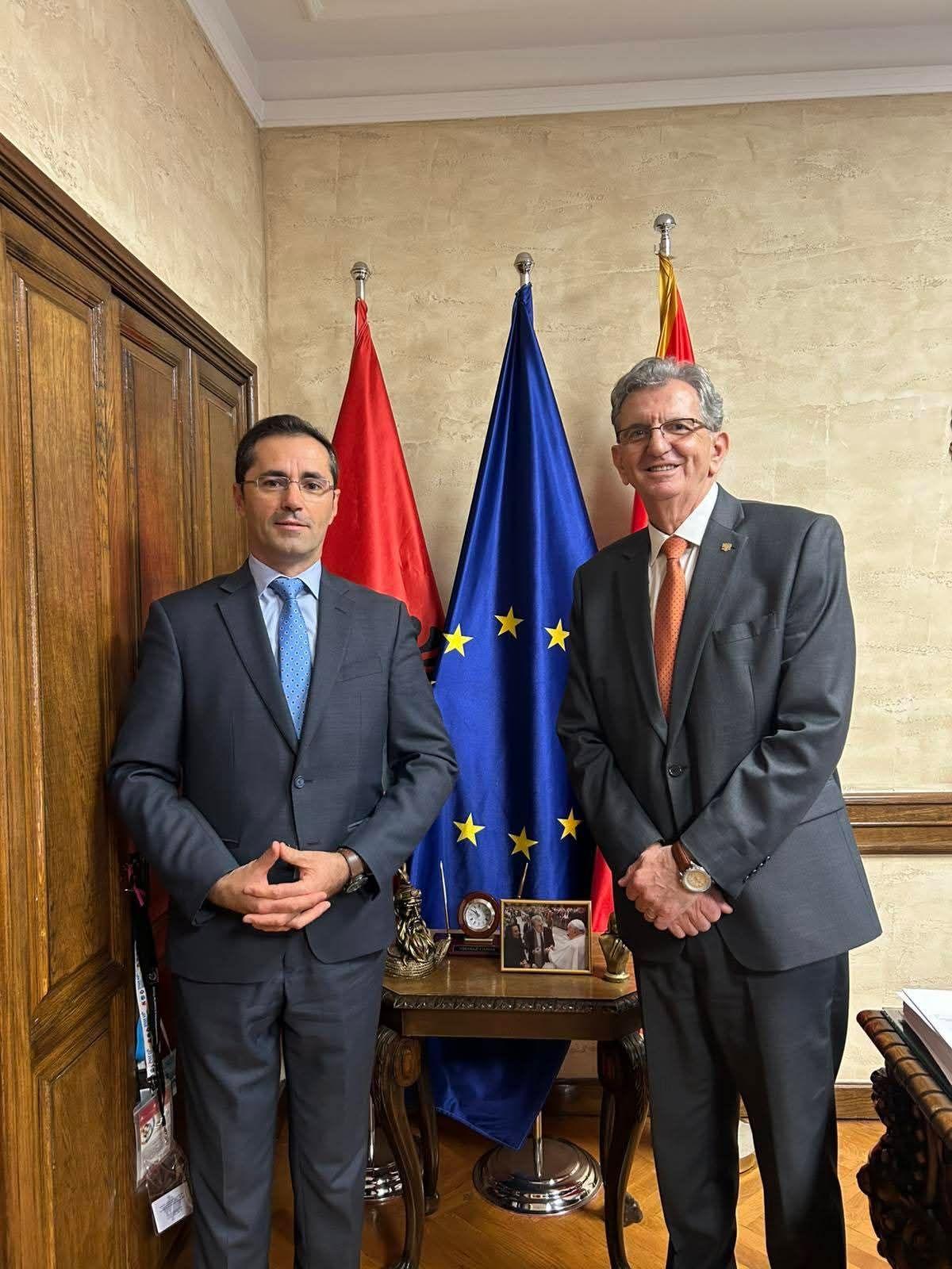 Nikollë Camaj  Fëmijët janë e ardhmja jonë   vizitë festive në Parlament