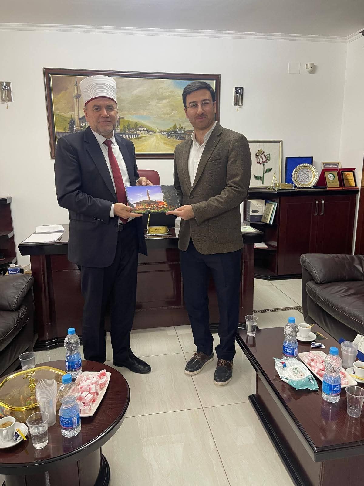 Myftinia pranoi 400 ekzemplarë të Kur anit nga Fondacioni Hayrat  Myftiu Dr  Selver ef  Xhemaili shpreh mirënjohje