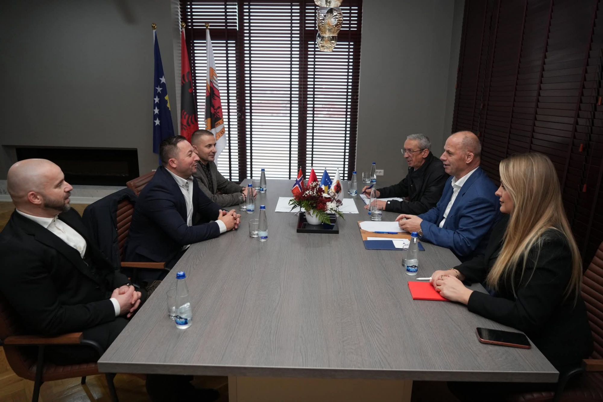 Lladrovci pret në takim ish ministrin Armend Mehaj me investitorë