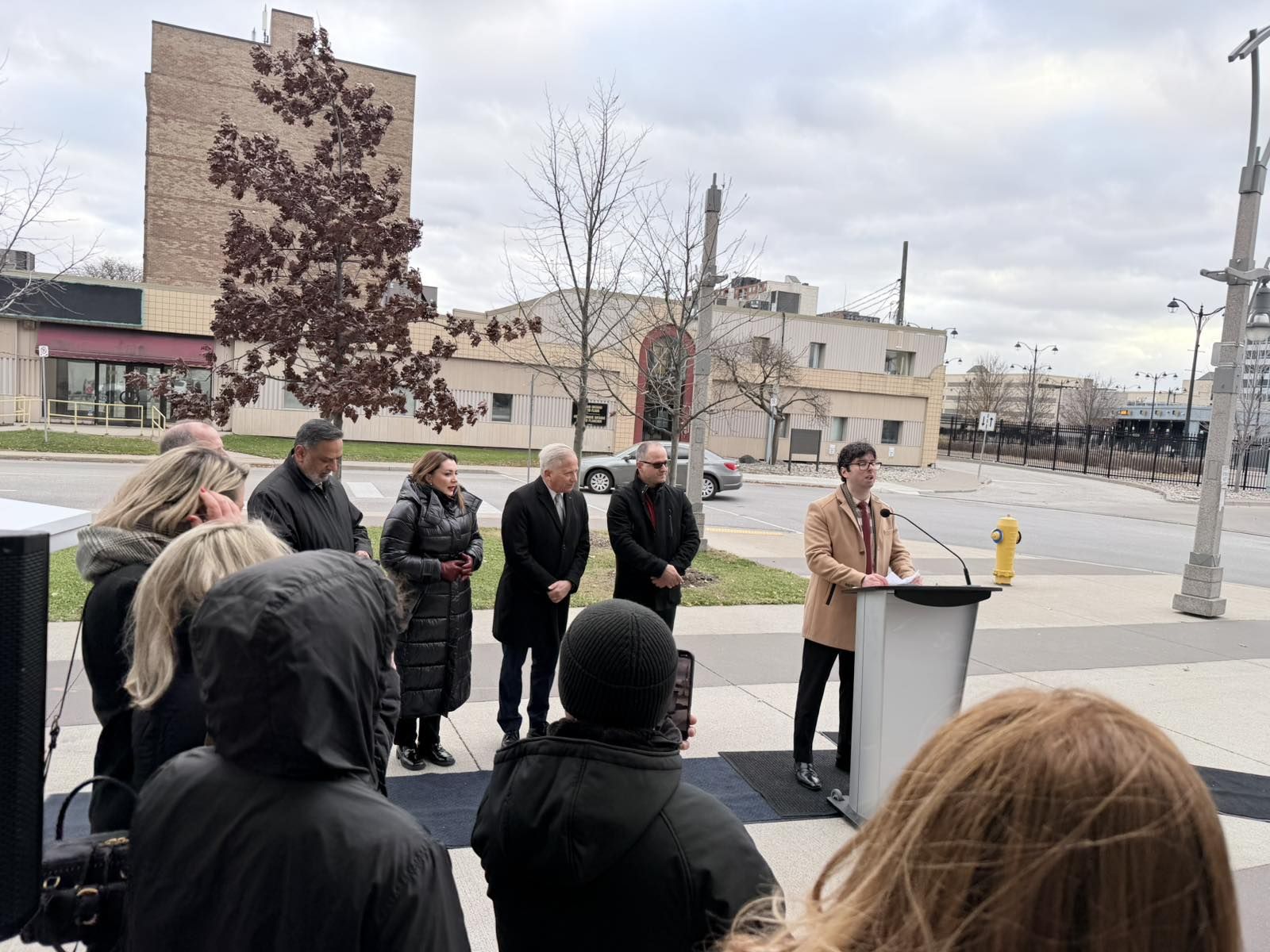 Agron Dedivanaj në ceremoninë e ngritjes së flamurit kombëtarë në Windsor  Në çdo valë të këtij flamuri rreh zemra e një brezi që nuk pranoi robërinë