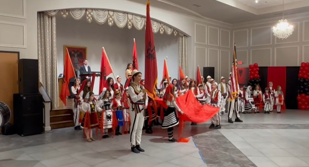 Krenaria shqiptare ngrihet lart në Kishën  Zoja Pajtore  Agron Dedivanaj  Flamuri është betimi i përjetshëm i shqiptarëve