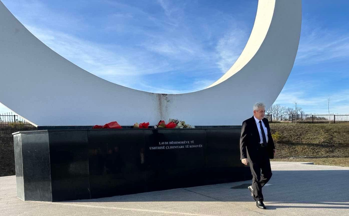 Ali Ahmeti në varrimin e nënës së Hysni Gucatit