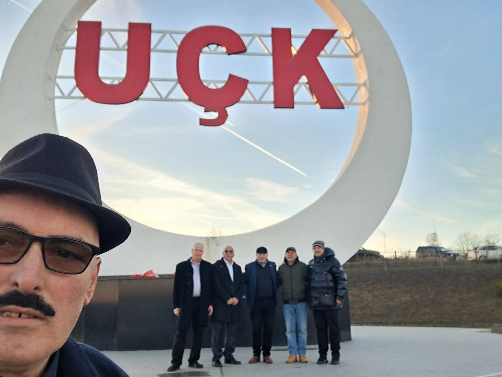 Azgan Haklaj në varrimin e nënës së Hysni Gucatit