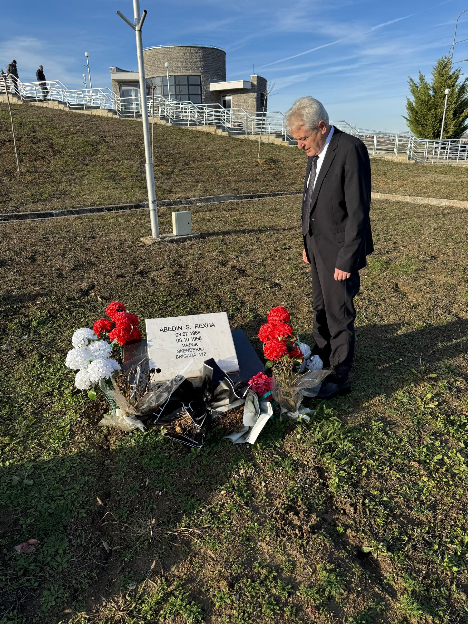 Homazh te Kompleksi Memorial i Dëshmorëve të UÇK së në Marinë  Skenderaj Ali Ahmeti  Kujtimi i dëshmorëve është amanet i përjetshëm