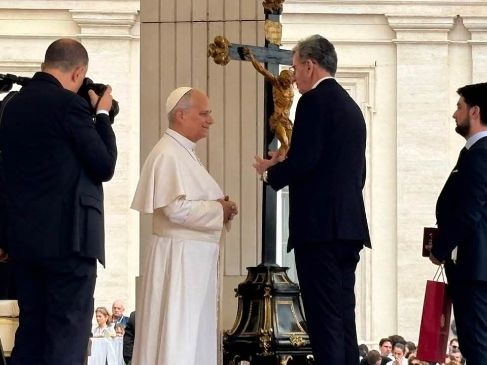 Nikollë Camaj i dorëzoi Papa Leonit XIV ftesën për vizitë në Mal të Zi dhe i dhuroi fanellën e Deçiçit